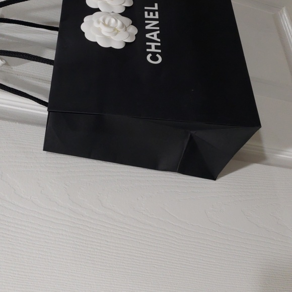 CHANEL Black & White Camellia Paper Gift Shopping Bag, Luxury Sized 11.75x9.5x5" - Picture 5 of 9